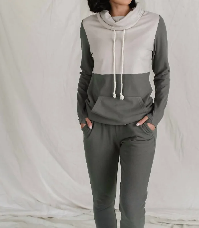 Women's Chic Outfit Performance Fleece Cowlneck Sweatshirt In Wanderlust